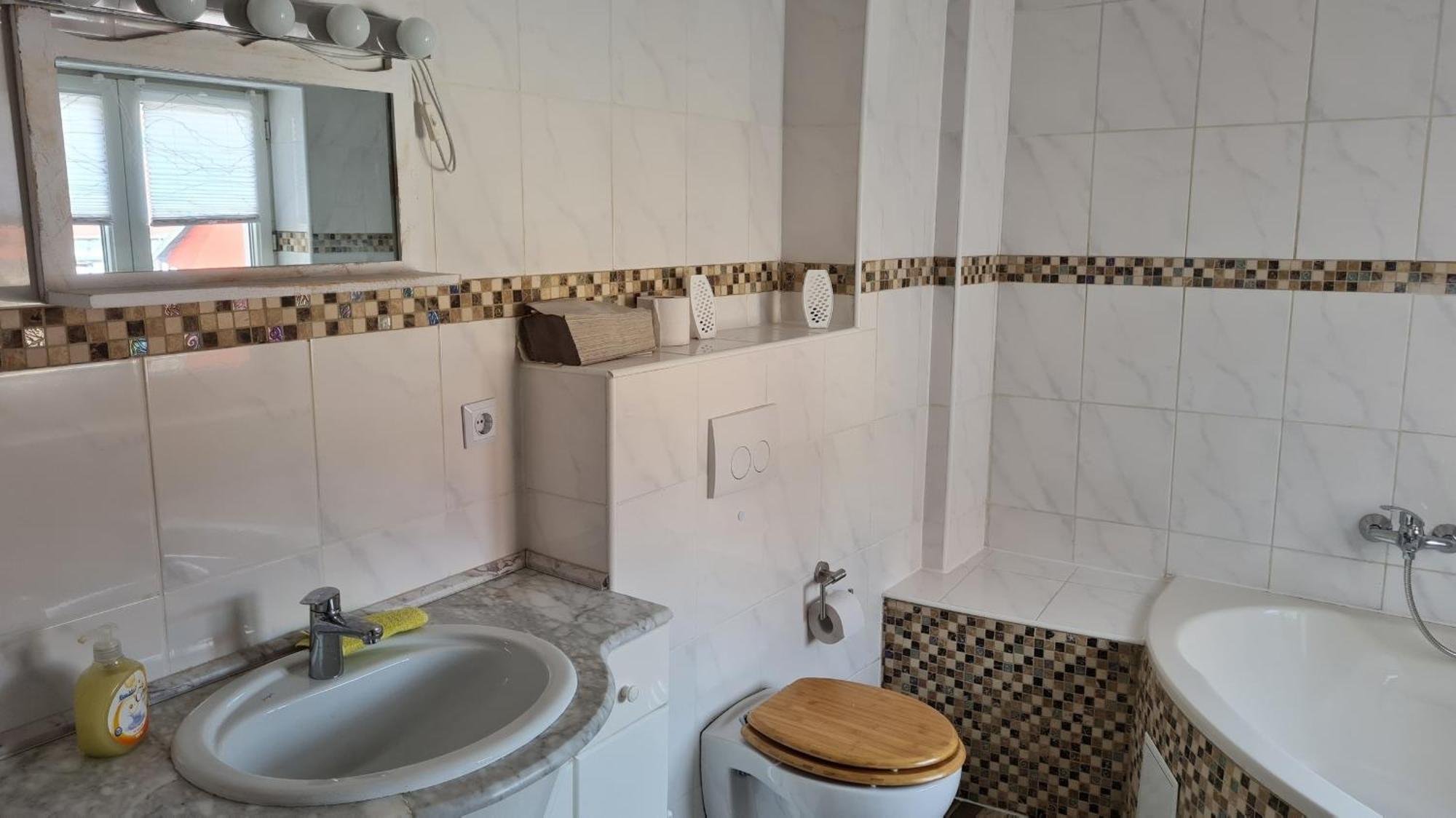Ferienwohnung Mit Individueller Ausstattung - Jedes Zimmer Ist Anders エアフルト エクステリア 写真